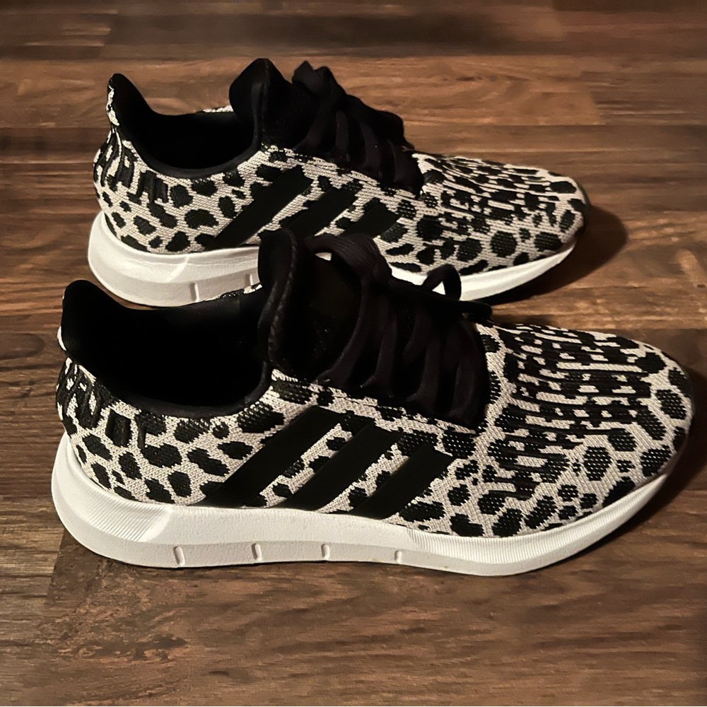 Womens Adidas Originals Swift Running Shoe Black/Whit… Gem